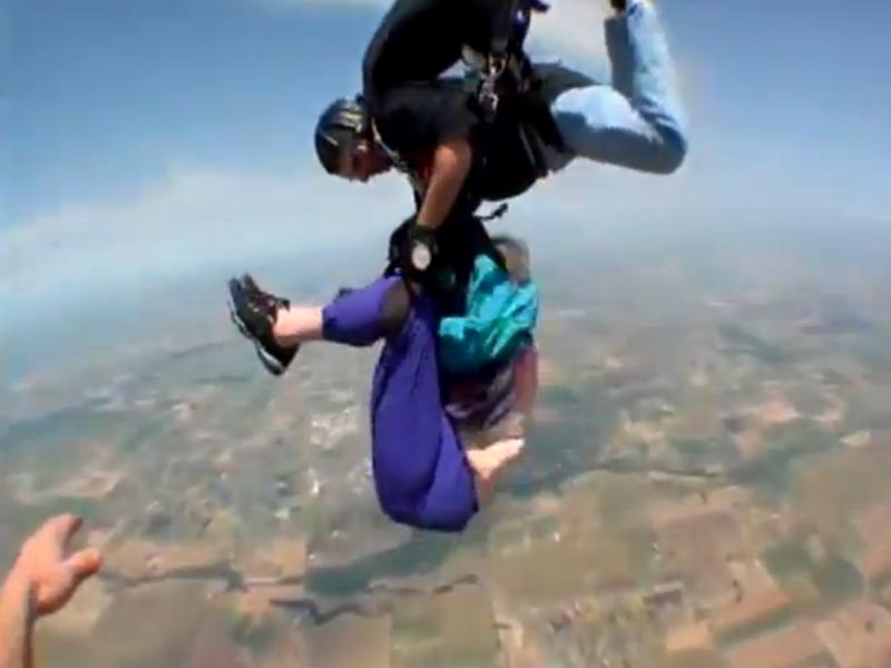 (VIDEO) O paraşutistă octogenară are parte de sperietura vieţii în momentul în care scapă din hamul de protecţie