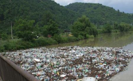 Caiaciştii români nu se pot antrena pe Dunăre din cauza munţilor de gunoaie