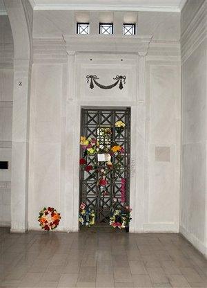 Cripta lui Elvis Presley, scoasă la licitaţie