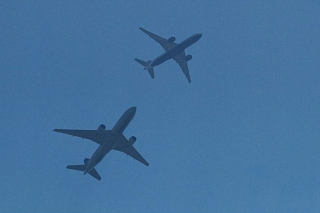 Iluzie optică sau risc maxim? Două avioane aproape de coliziune în apropiere de Londra (GALERIE FOTO)