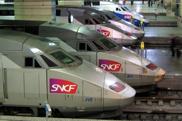 TGV avariat după ciocnirea cu un sinucigaş. Traficul feroviar din Franţa - grav afectat de valul de sinucideri din week-end