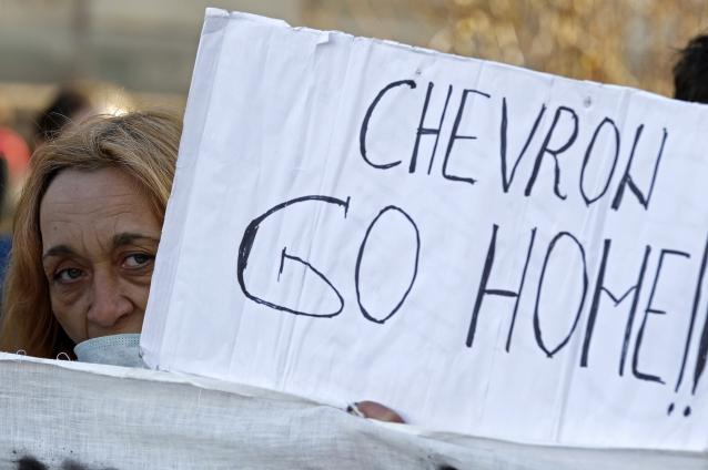 Gazele de şist, drenate spre justiţie: Societatea civilă a cerut Guvernului revocarea acordurilor petroliere cu Chevron