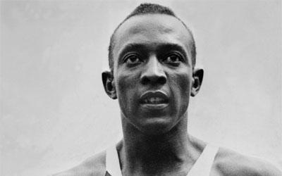 Jesse Owens, atletul de culoare care a fost vedetă în faţa lui Hitler