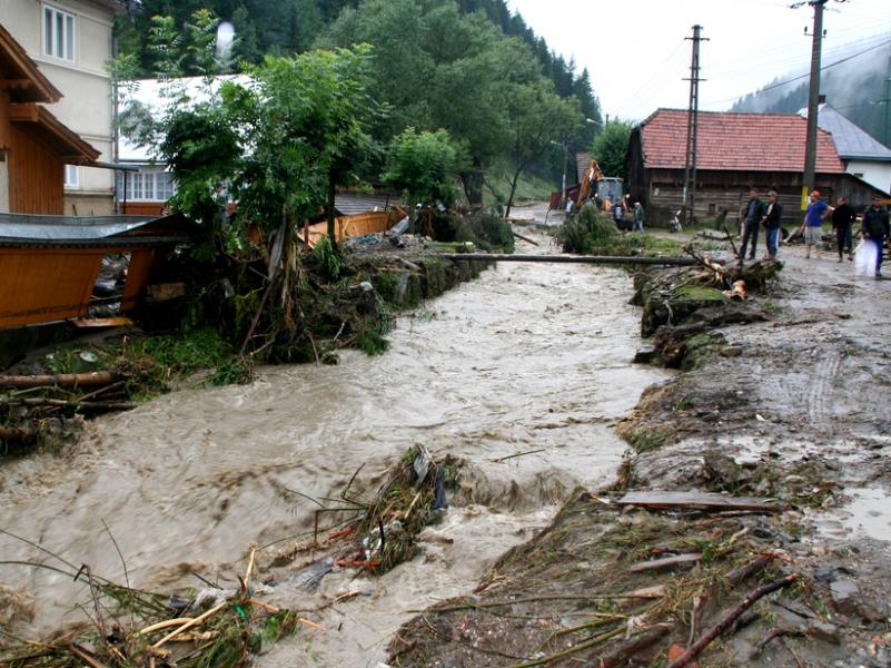Codul portocaliu de inundaţii, prelungit de hidrologi. Sute de oameni, izolaţi în urma ploilor într-o localitate din Buzău