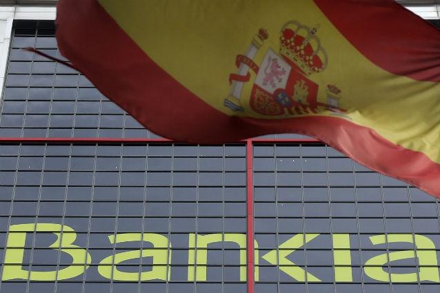 Spaniolii încearcă să salveze ce se mai poate: numai luna trecută au scos din ţară 66 de miliarde de euro!