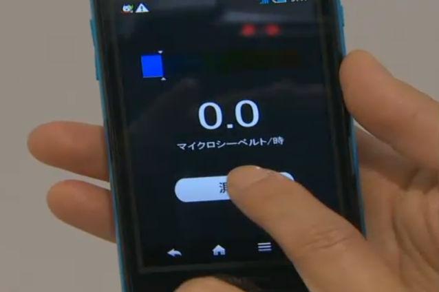 VIDEO: Japonezii au creat primul telefon mobil din lume care poate detecta nivelul de radiaţii