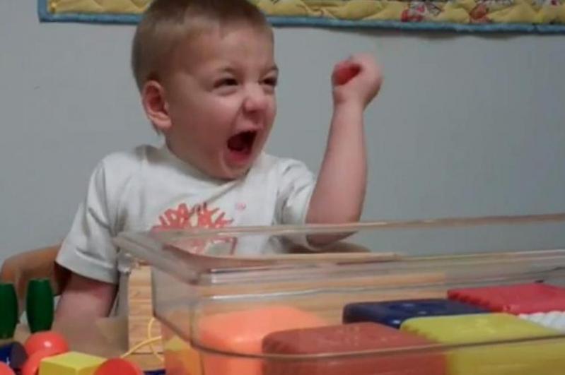 Reacţia emoţionantă a unui băieţel de 2 ani care aude, pentru prima dată, vocea mamei (VIDEO)