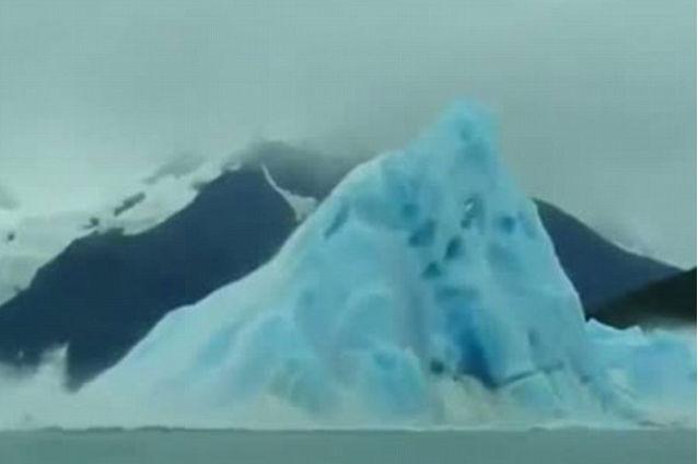 VIDEO: Momentul spectaculos al prăbuşirii unui iceberg în Ocean
