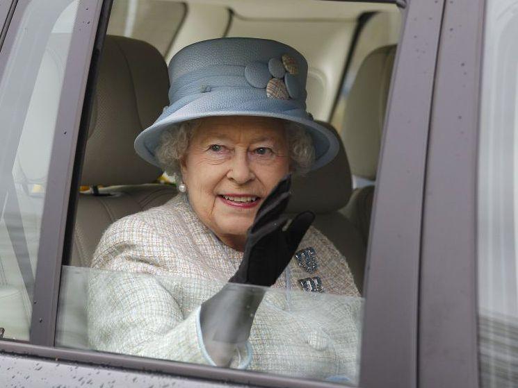 Regina Elizabeta a II-a, 60 de ani în care coroana i-a definit viaţa. Transformarea in imagini a monarhului britanic (VIDEO)