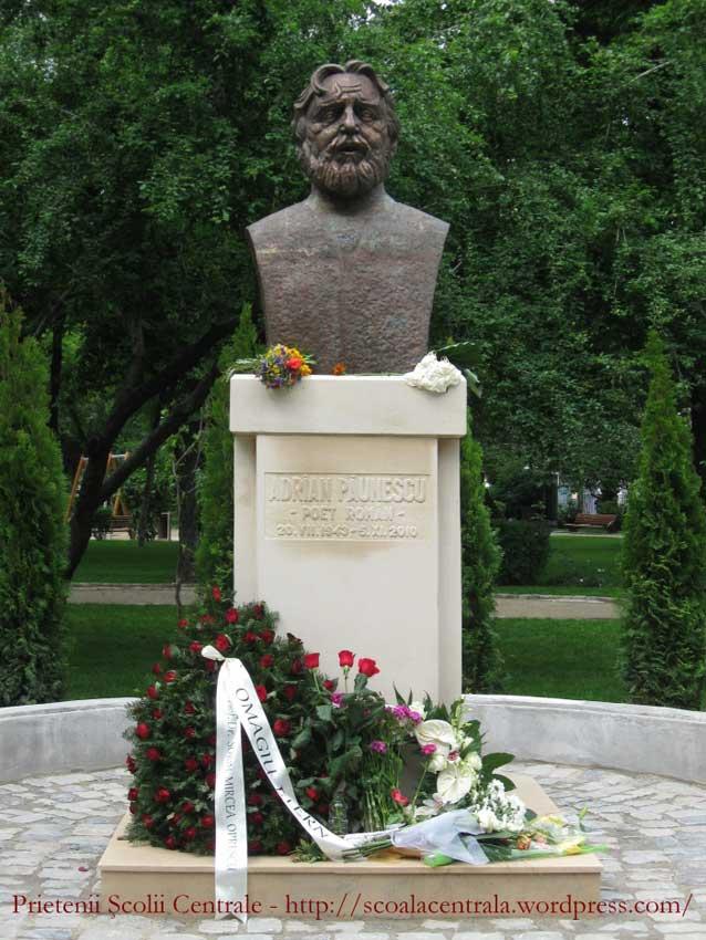 Adrian Păunescu, statuie în Gradina Icoanei