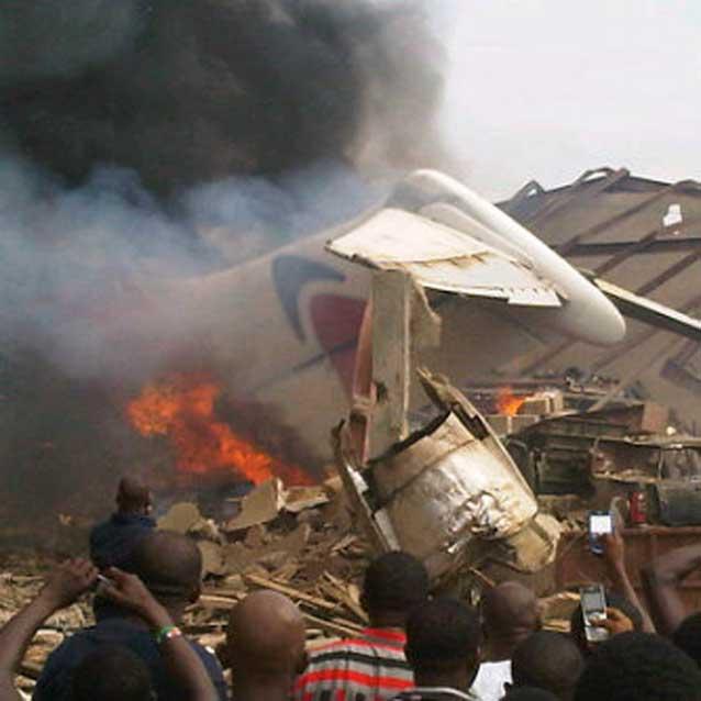 Un avion de linie cu 153 de pasageri la bord s-a prăbuşit într-un cartier din Lagos