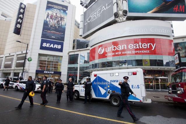 Un bărbat a deschis focul într-un mall din Toronto, ucigând o persoană şi rănind alte şapte