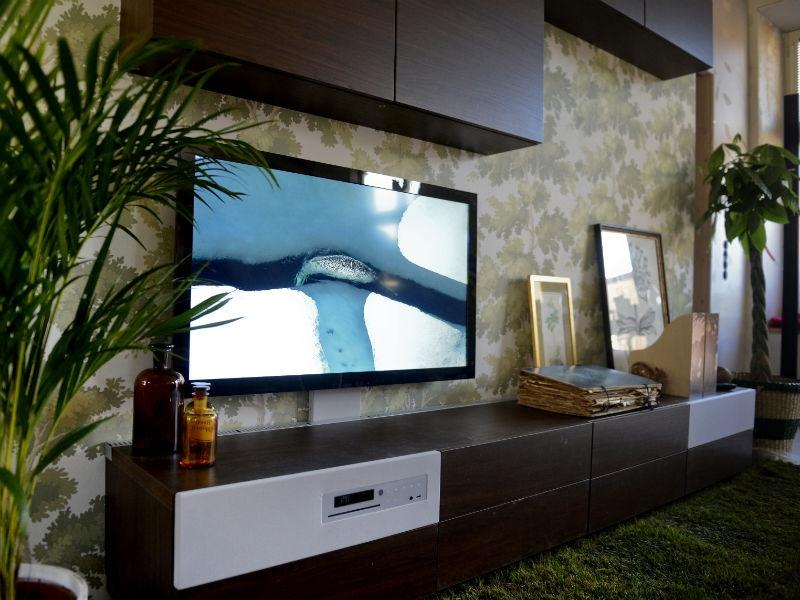 (VIDEO) Ikea îşi lansează propriul televizor. Nu are cabluri la vedere, e full HD şi înglobat în mobilă. Vezi cât costă
