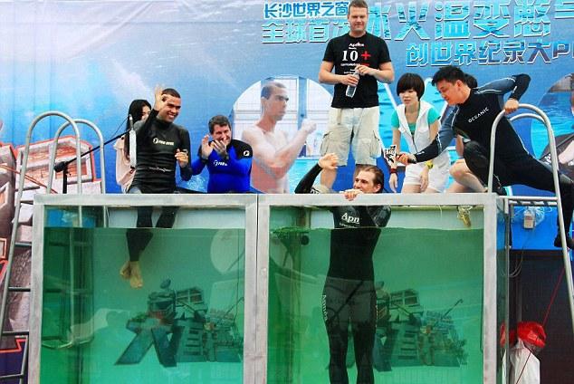 Record extraordinar obţinut de un german: Şi-a ţinut respiraţia sub apă peste 22 de minute! (VIDEO)