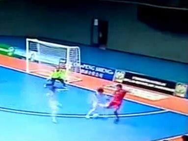 (VIDEO) Aşa ceva nu s-a mai văzut! Un gol fenomenal la fotbal în sală