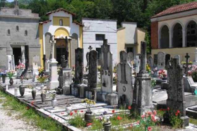 Doi români au încercat să violeze o tânără cu dizabilităţi din Italia într-un cimitir!