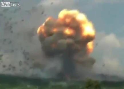 Explozii uriaşe la un depozit de muniţie din estul Bulgariei! S-a format un crater de peste patru metri (VIDEO)