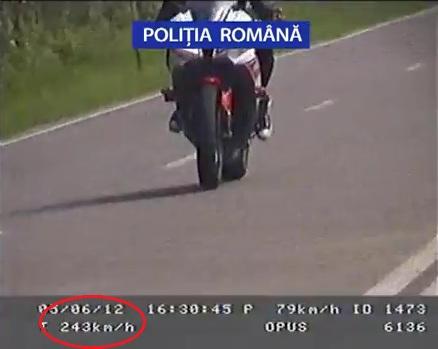 Nu clipi că-l ratezi. Motociclist îregistrat de radar "zburând" cu 243 km/h spre litoral! (VIDEO)