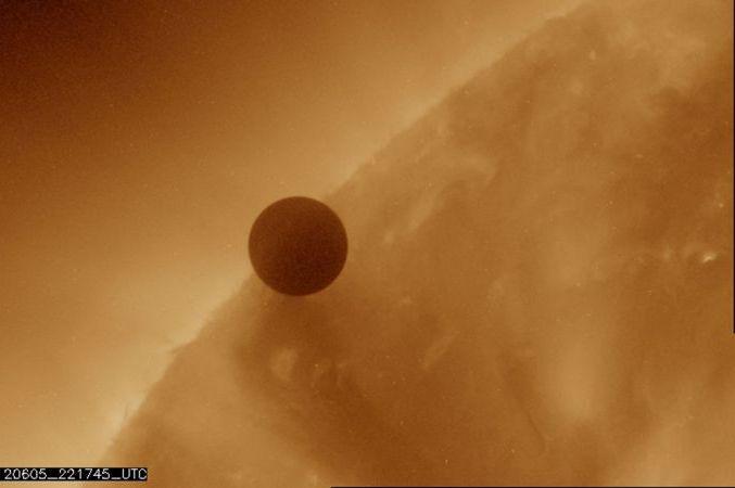 Venus a trecut prin faţa Soarelui. Imagini spectaculoase de la evenimentul care se va mai repeta abia în 2117 (VIDEO)