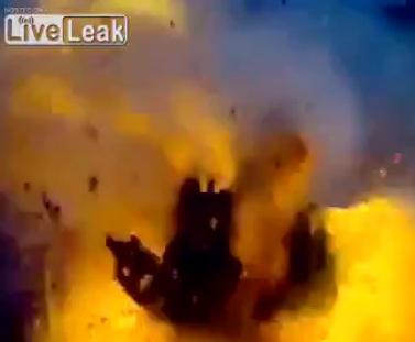 Siria: Cum sa dezintegrezi un tanc în trei secunde. Nu vezi aşa ceva nici în jocurile video! (VIDEO)