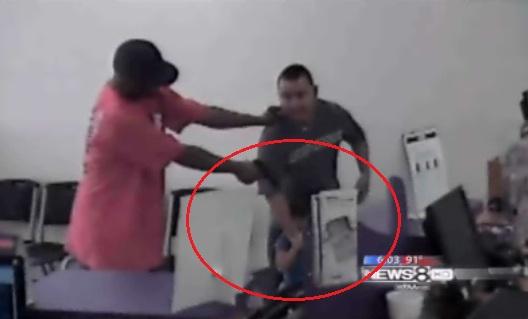 Un borfaş ameninţă cu pistolul o fetiţă de patru ani, în timpul unui jaf (VIDEO)