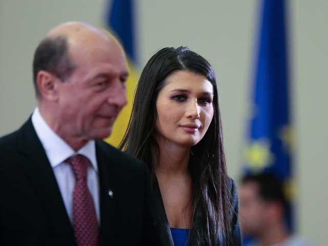 Băsescu: Urgenţa pentru mine nu este căsătoria Elenei, ci să îmi facă "nişte nepoţi acolo"
