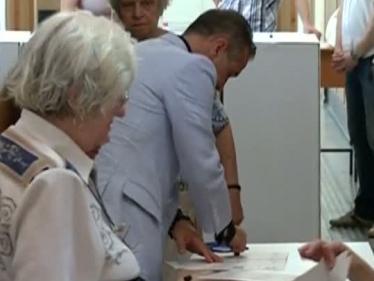 Gigi Becali a votat la vedere, direct pe masa comisiei de votare!