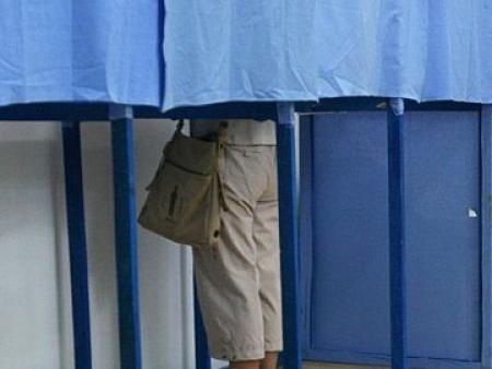 În judeţul Vrancea a fost închisă o secţie de votare, iar la Năvodari au fost depistate persoane cu mai multe buletine de vot