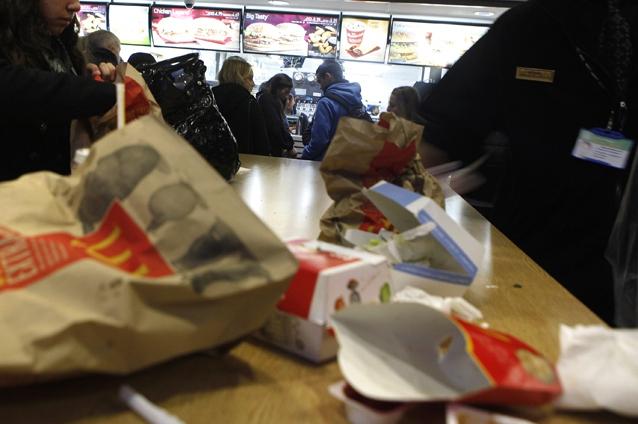Cum poţi slăbi mâncând la McDonald's. Povestea bărbatului care mănâncă de două ori pe zi la fast food