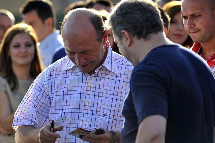 Băsescu, întrebat despre rezutatul alegerilor locale, râzând: Ferească Dumnezeu de mai rău!