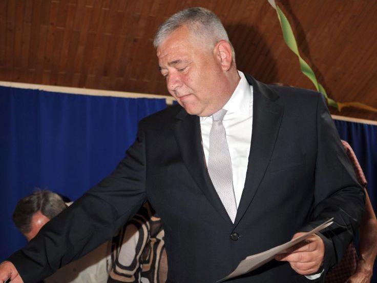 Nicoară îl acuză pe Boc de "fraude masive" şi cere renumărarea voturilor