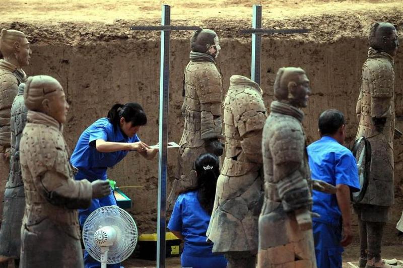 Scoşi la lumină după 2000 de ani: Arheologii au dezgropat 120 de soldaţi de teracotă