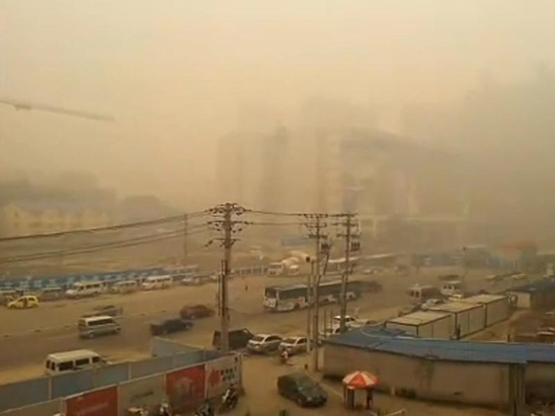 ALERTĂ  Un oraş întreg a fost învăluit într-o ceaţă galbenă. 9 milioane de oameni sunt în stare de panică (VIDEO)