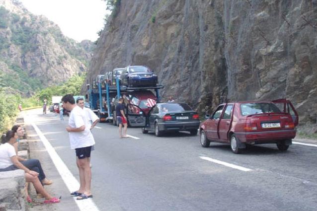 Căderile de pietre au blocat total traficul pe Valea Oltului, la Brezoi