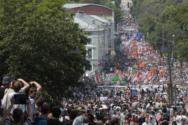 Manifestaţie de amploare la Moscova: Zeci de mii de persoane participă la marşul anti-Putin (VIDEO)
