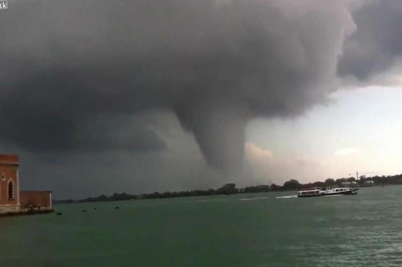 Panică în Veneţia! O tornadă puternică a măturat mai multe insule (VIDEO)