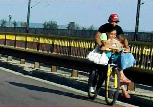 Un inconştient circula cu bicicleta pe Autostrada Soarelui, pe contrasens, cu copiii pe ghidon! (VIDEO)