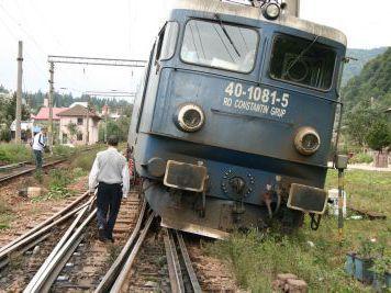 Accident feroviar la Braşov. O locomotivă a deraiat după ce mecanicul a coborât să-şi facă nevoile