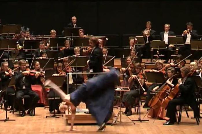 Două soprane sparg barierele muzicii clasice: Execută şpagatul sau roata, în timpul concertelor (VIDEO)