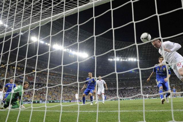 Euro 2012 trece în sferturi fără gazdele competiţiei. Ucraina a fost învinsă cu 1-0 de Anglia, iar Suedia, deja eliminată, a bătut Franţa cu 2-0