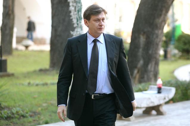 Antonescu îl ameninţă pe Băsescu: Dacă luni Haşotti nu e învestit, iniţiem procedura de suspendare!