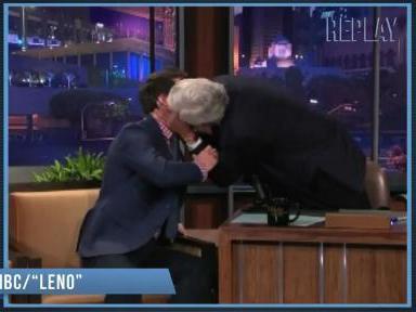 Jay Leno şochează: S-a sărutat cu un bărbat în emisiunea "Saturday Night Live"! (VIDEO)
