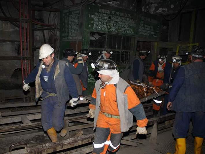 Unul dintre minerii accidentaţi la Petrila a murit