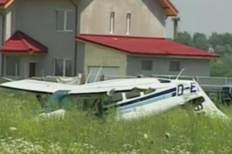 Un avion de mici dimensiuni s-a prăbuşit la Cornetu. Unul dintre pasagerii aflaţi la bordul aparatului a fugit de la locul accidentului