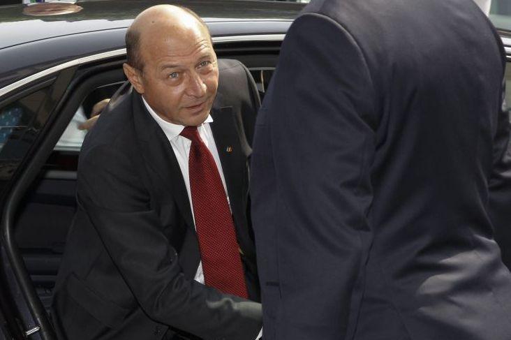 CCR, sesizată de Băsescu în conflictul dintre Guvern şi Cotroceni, în legătură cu reprezentarea la Consiliul European