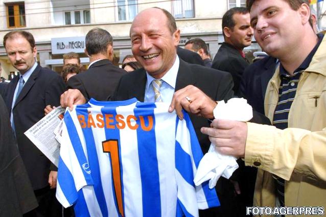 Mesajul lui Băsescu pentru echipa Universitatea Craiova: Dacă vreţi, pot să joc eu, mijlocaş, nu alt post