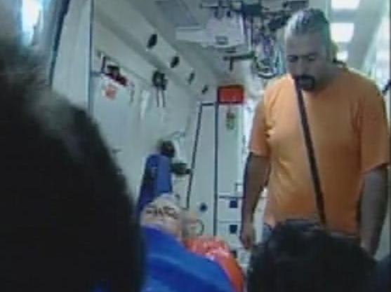 Cine este individul in portocaliu din ambulanţa lui Năstase?