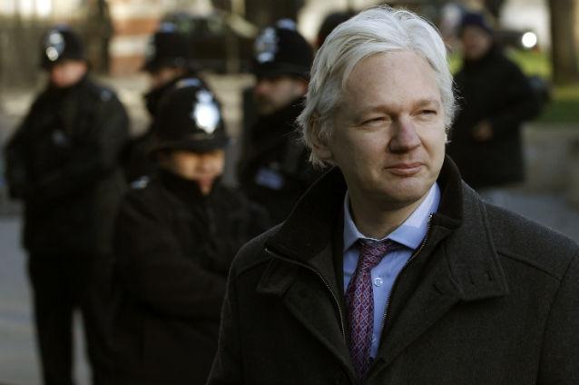 Michael Moore şi Oliver Stone cer Ecuadorului să acorde azil politic jurnalistului Julian Assange