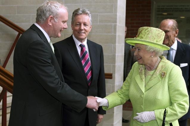 Gest istoric la Belfast. Regina Elisabeta a II-a a dat noroc cu fostul şef al IRA
