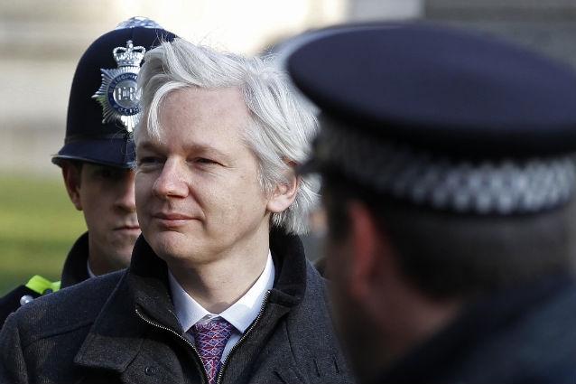 Assange a fost convocat de poliţia londoneză în vederea extrădării în Suedia